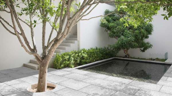 Frühwald Tiziano térkő Gránitszürke-fehér